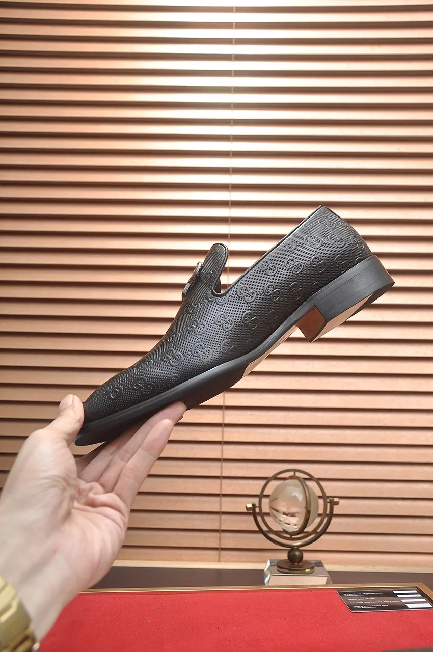 Men's shoes💰500💶Italy's top luxury men's shoe giant (GUCCI) (Gucci) (full cowhide lining) new arrival🍃Original European style🔰 Pleasant to the eye😍In order to make the shoes more durable and non-deformable🌀The production continues to follow traditional methods but there is still no lack of innovation💪Choose original sheepskin for the leather♻️ Smooth and natural And extra bright ⭐Made of imported cowhide, the first choice of rich people 38-45 (45 customized)